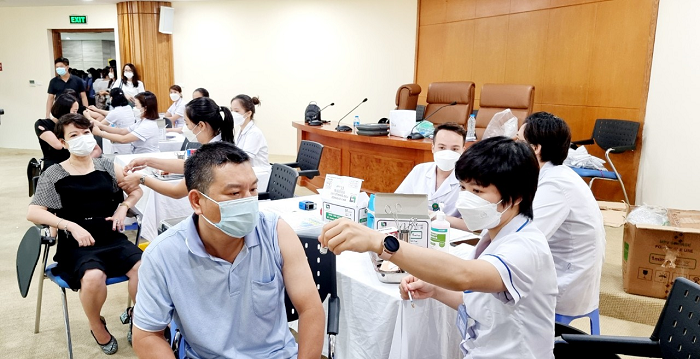 Chủ động tiêm nhắc lại các mũi vắc xin phòng COVID-19 là việc làm rất cần thiết